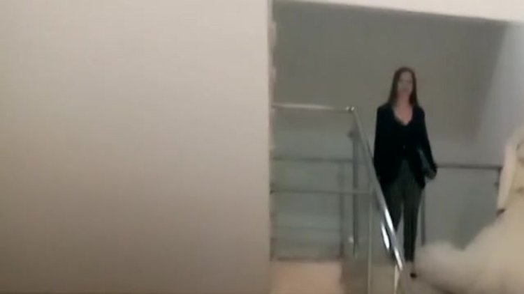 Eşini cezaevi kapısında gelinlikle karşıladı!