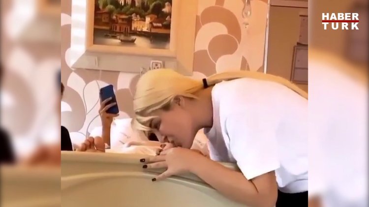 Selin Ciğerci eşi Gökhan Çıra'nın ayak parmaklarını öptü