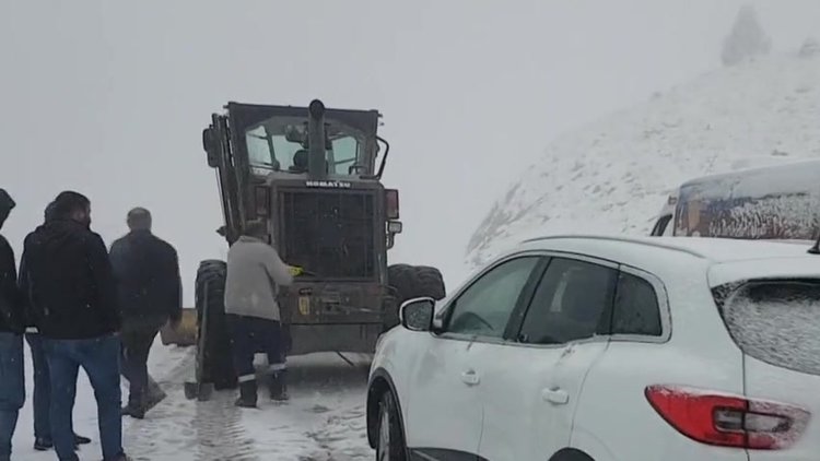 Tunceli'ye mevsimin ilk karı; yollar kapandı, araçlar yolda kaldı