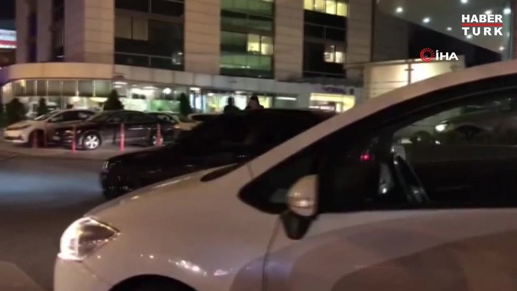 Yaya geçidinde bekleyen köpeği trafiği durdurup yolun karşısına geçen kadın sürücü kamerada