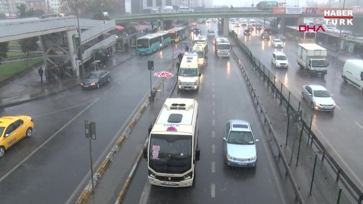 Yenibosna'da yağmur etkili oldu