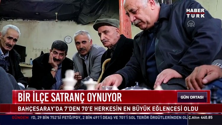 Bir İlçe satranç oynuyor