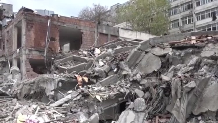 Tahliye edilen İÜ Diş Hekimliği Fakültesindeki binalar yıkılıyor