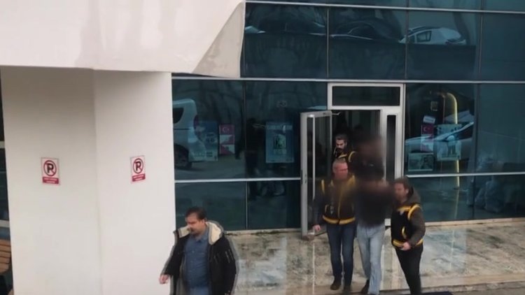Komşu kavgası ihbarına giden polis, kendi tabancasıyla başından vuruldu