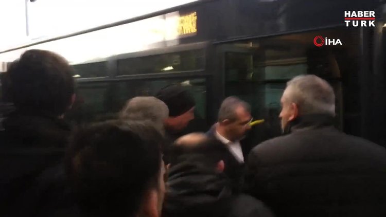 Fikirtepe metrobüs durağında iki metrobüs birbirine girdi