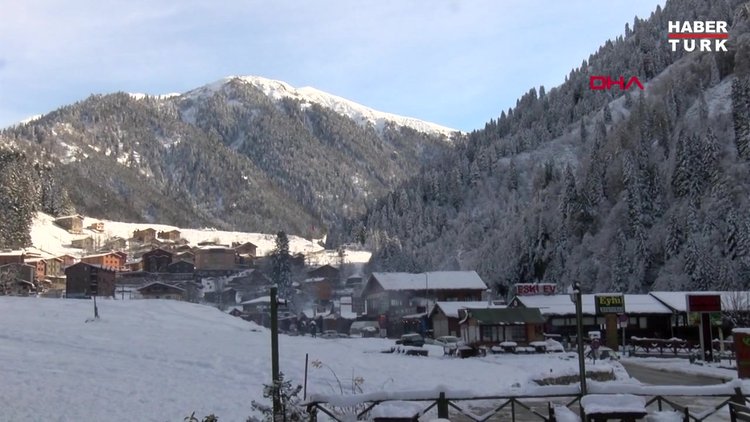 Ayder Yaylası'nda şambrelli kayak keyfi