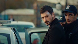 Yusuf, Hünkar Balaban'ın çiftliğine gelen polislere teslim oluyor. 