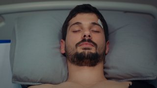 Aşk Ağlatır'ın 14. Bölümünde; Rüzgar'ın kiraladığı adamlar, hapisanede Yusuf'u bıçaklıyorlar. 