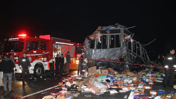 Düzce'de feci kaza! Yolcu otobüsü TIR'a çarptı: Ölü ve yaralılar var