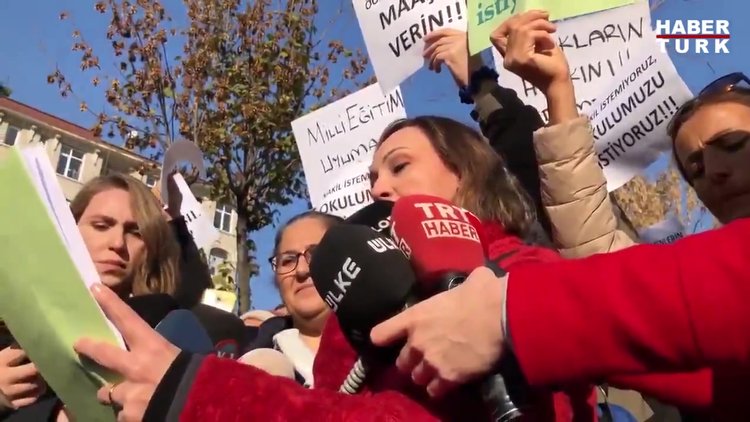 Velilerden Doğa Koleji öğretmenlerine destek eylemi