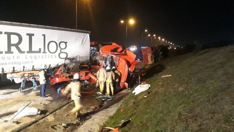 TEM'de TIR kamyona çarptı! 1 ölü, 1 yaralı