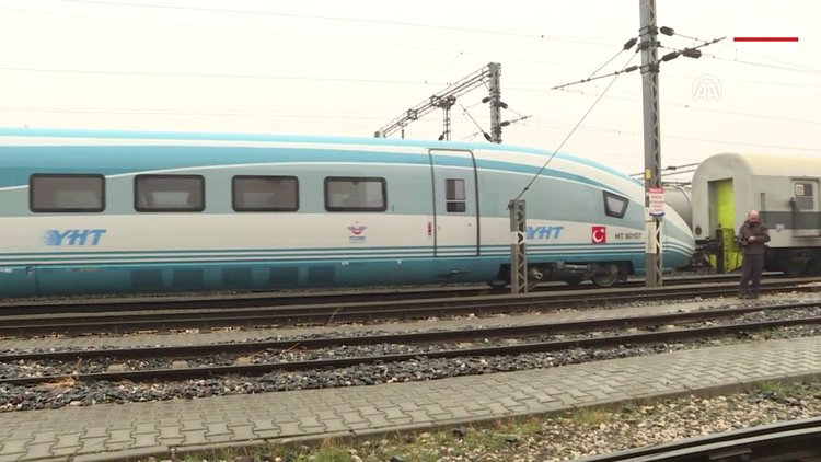 Türkiye'nin yeni YHT'si kapılarını ilk kez açtı