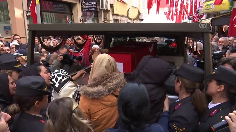 Şehit Astsubay Esma Çevik'in cenazesi Bayrampaşa'daki evine getirildi