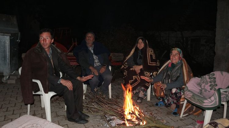 Balıkesir'de deprem nöbeti! Halk geceyi sokakta geçiriyor (3)