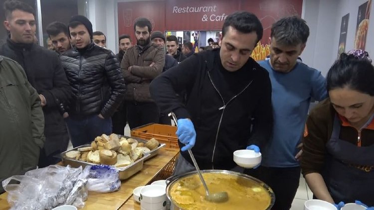 Balıkesir'de deprem nöbeti! Halk geceyi sokakta geçiriyor (1)