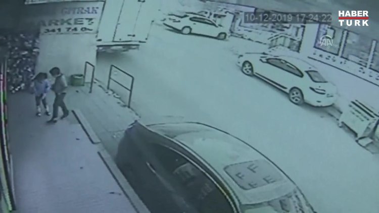 5 yaşındaki kızın ucuz atlattığı kaza, güvenlik kamerasında