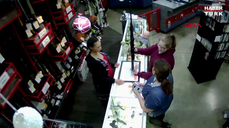 Bebeği kafa üstü düşmekten son anda kurtardı