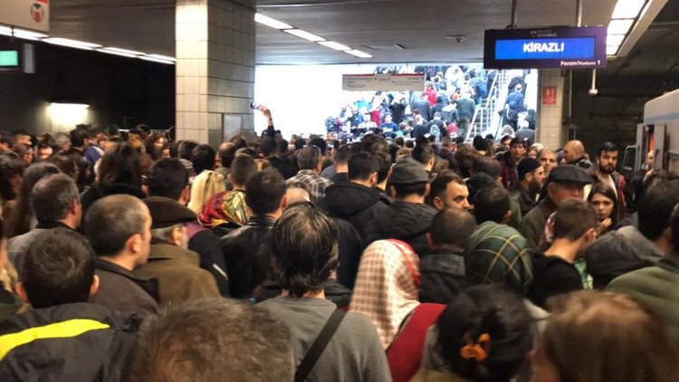 İstanbul'da bazı metro hatlarında arıza