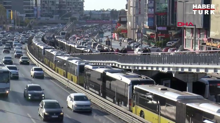 Florya'da metrobüs arızalandı; uzun kuyruklar oluştu