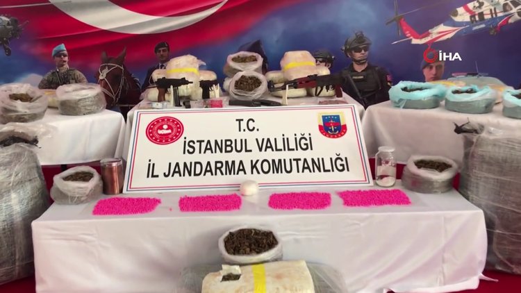 Torbacıdan Uzi ve Kalaşnikof çıktı!
