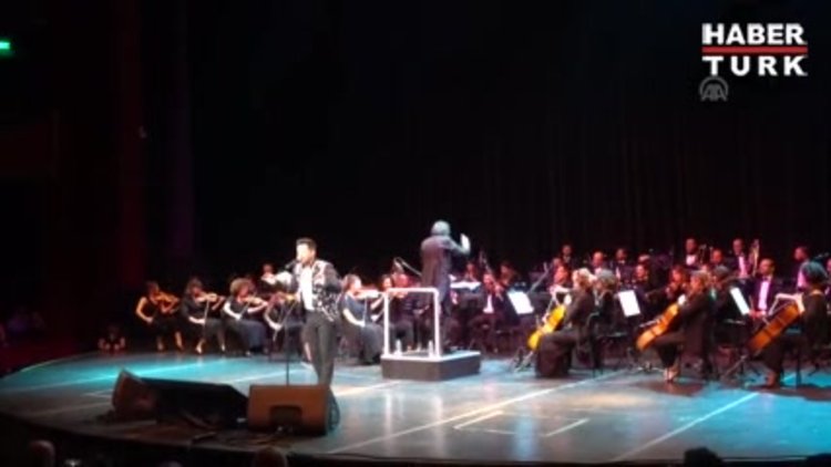 Emre Altuğ o şarkıyı eski eşi Çağla Şıkel'in gözlerine bakarak söyledi