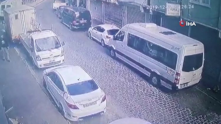 Baba ve çocuğu uçan çatının altında kalmaktan saniyelerle kurtuldu, o anlar kameraya böyle yansıdı