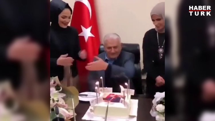 Binali Yıldırım mumları elleriyle söndürdü