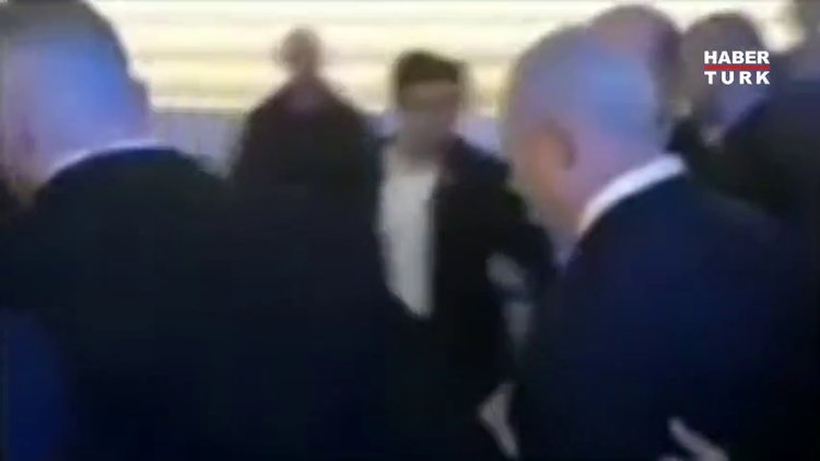 Netanyahu'yu podyumdan kaçırdılar