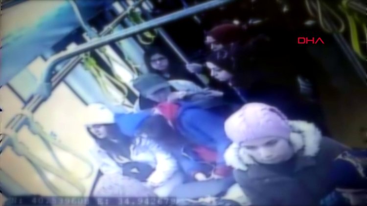 Otobüste iki genç kıza taciz şüphelisine dayak kamerada