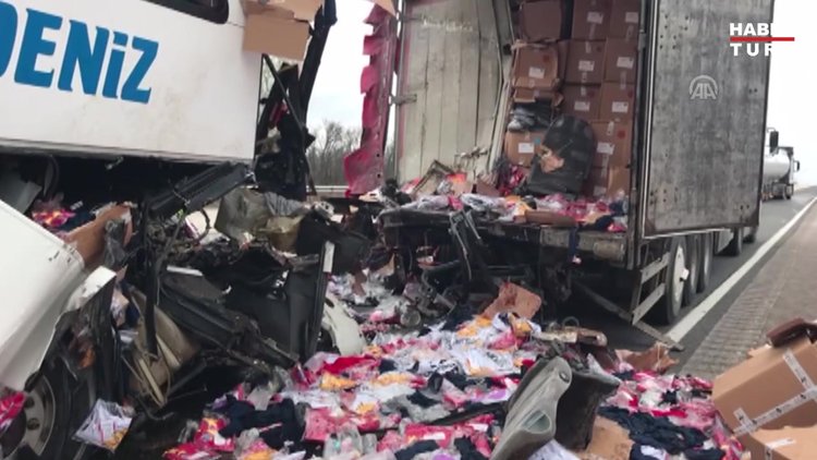 Yolcu otobüsü tıra çarptı: 20 yaralı