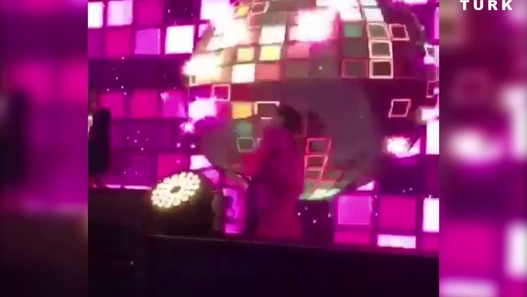 Deniz Seki sahneden düştü! O anlar kamerada