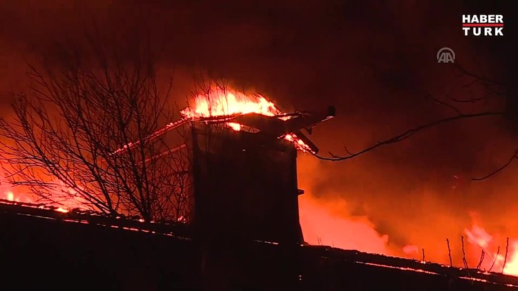 Zeytinburnu'nda iki fabrika alev alev yandı