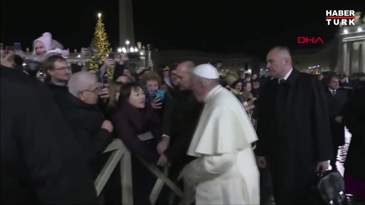 Papa Francis, elini bırakmayan kadına tepki gösterdi