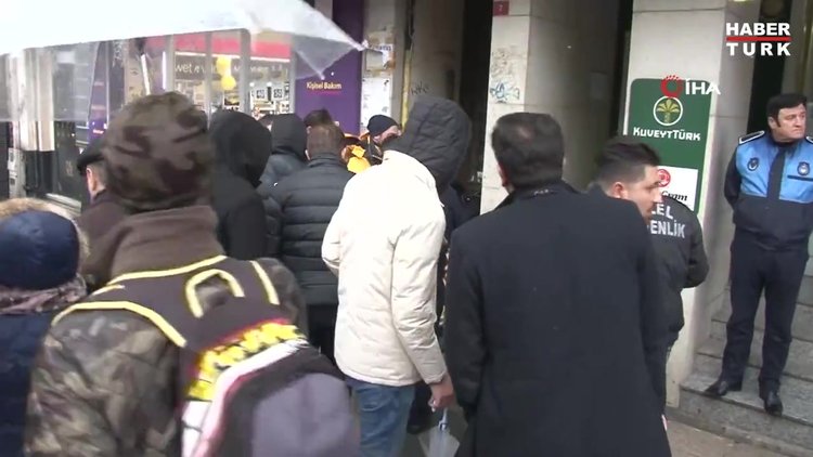 Fatih'te bir kişi kaldırımda donarak öldü