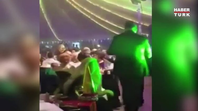 Şarkıcı Sibel Can, sahneye çıkarken dengesini kaybedip yere düştü