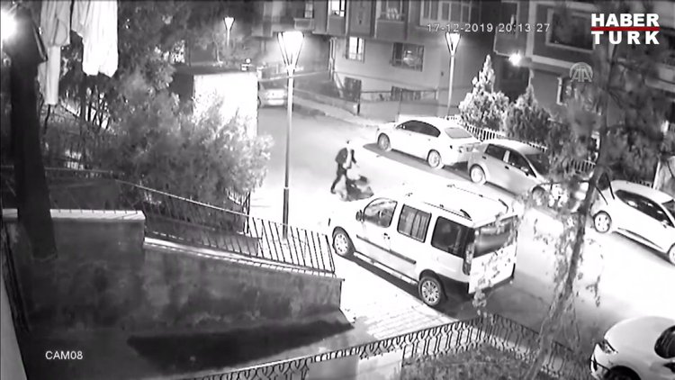 Zanlının tekerlekli sandalyeyi geri getirmesinin güvenlik kamerası görüntüsü