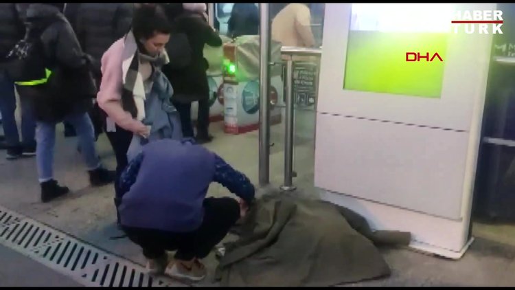 Topkapı'da liseli genç soğuktan titreyen köpeği montuyla örttü