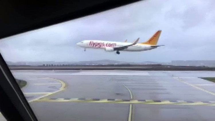 Uçağın pistten çıkma anı kamerada