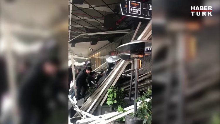 Zorlu Center'da bir kafenin çatısı çöktü