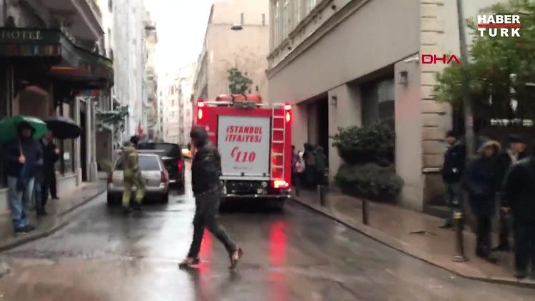 İstanbul- Beyoğlu'nda Bina Çöktü