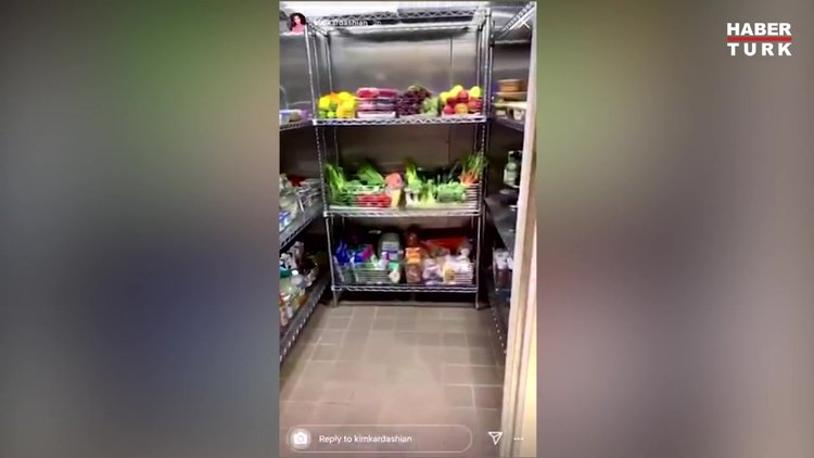 Kim Kardashian buzdolabının kapılarını açtı