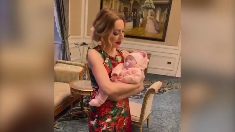 Hadise, Tülin Şahin'in kızına şarkı söyledi