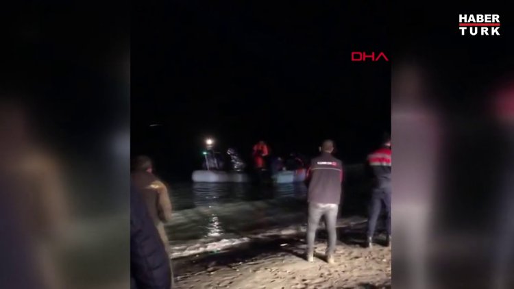 Çeşme açıklarında kaçak göçmen taşıyan bot battı