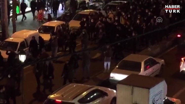 Sokağa çıkan İranlılar Hamaney'in istifasını istiyor