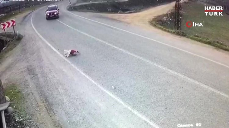 Görüntüler dehşete düşürdü... Minik kız seyir halindeki otomobilden böyle düştü