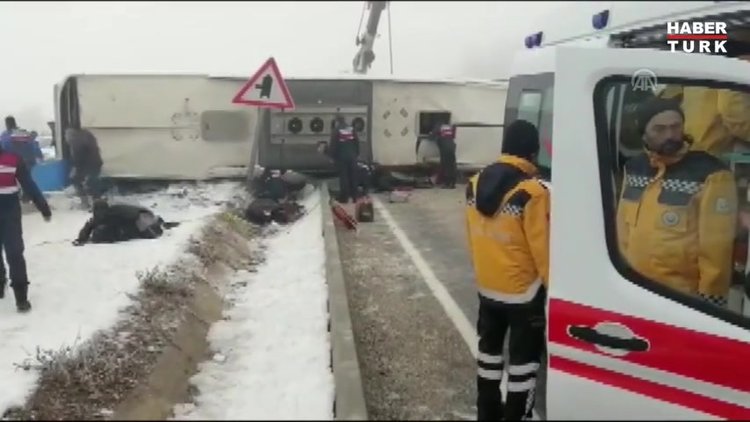 Isparta'da yolcu otobüsü devrildi; yaralılar var