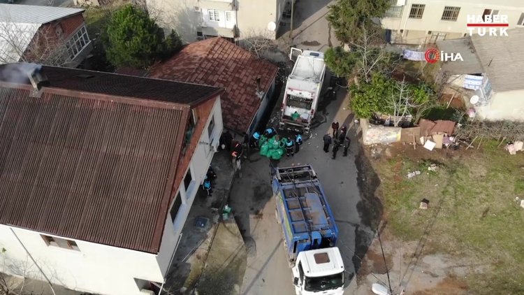Pendik'te bir evden yaklaşık 20 ton çöp çıkarıldı