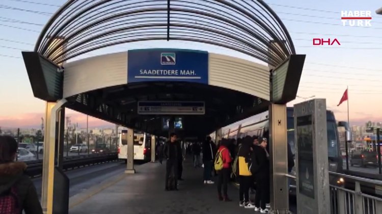 Metrobüse kaçak binmek isteyen çocukların tehlikeli yolculuğu kamerada