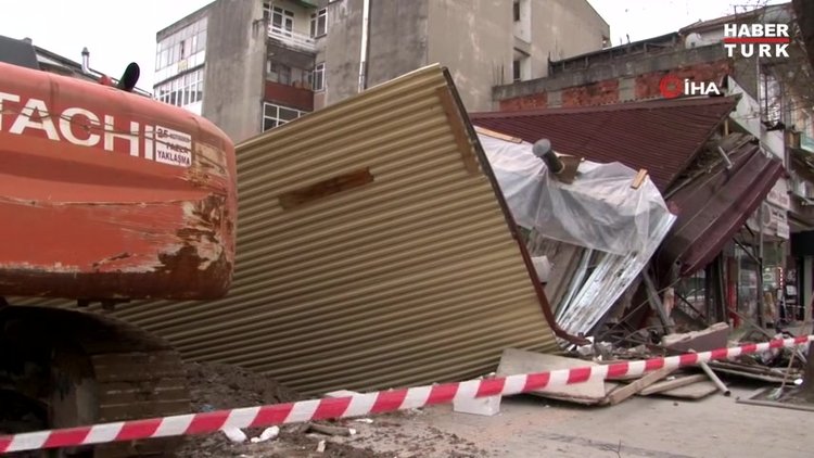 Bina çöktü, işçiler bina altına kalkmaktan son anda kurtuldu