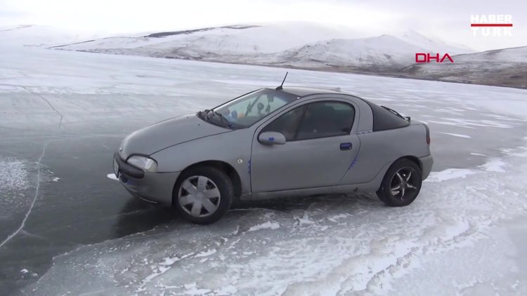 Ardahan Buz tutan Çıldır gölü üzerinde otomobille drift yapıyorlar